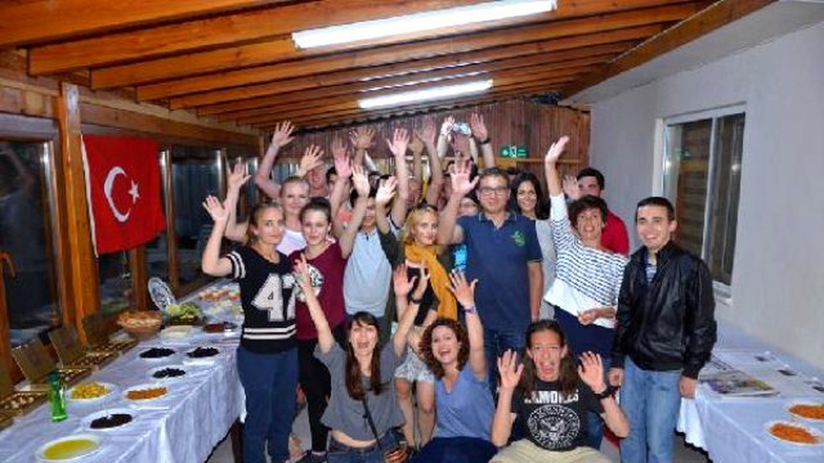Avrupa\'dan Gelen Gençlere Kına ve Damat Tıraşı
