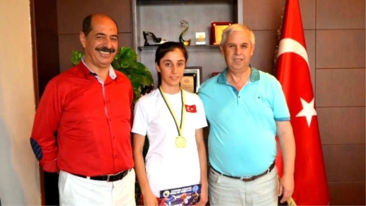 Başkan Toyran Balkan Şampiyonu Özlem Avcı\'nın Başarısını Unutmadı