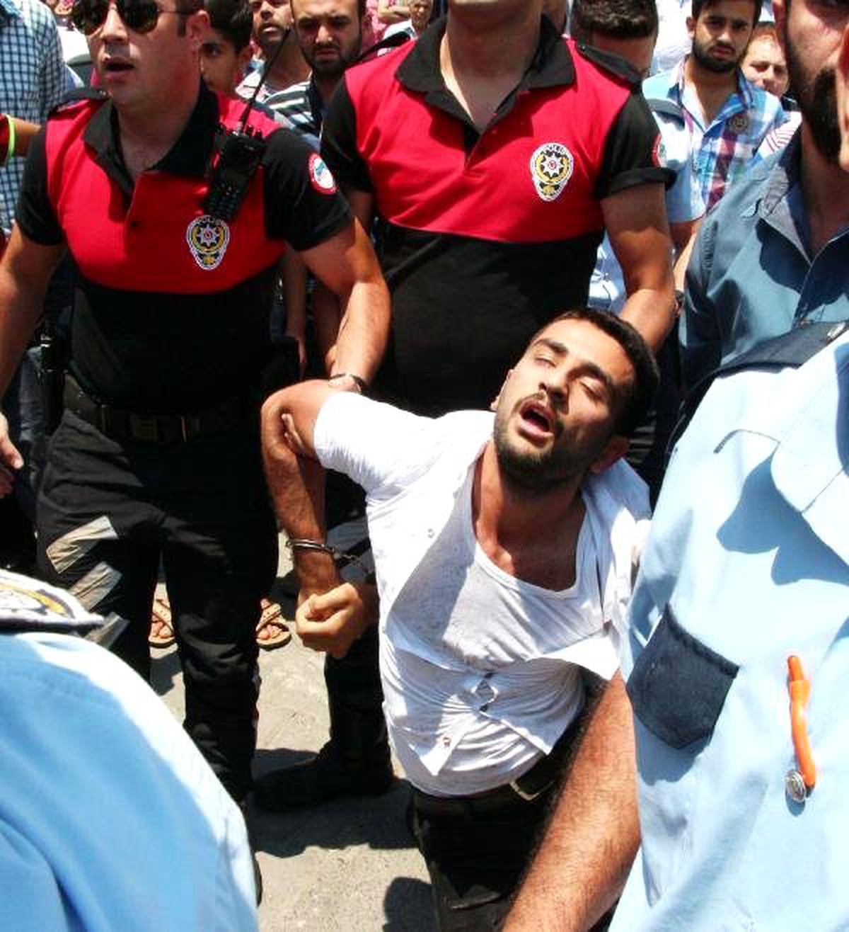 Cep Telefonu Kavgasına Polisten Biber Gazlı Müdahale