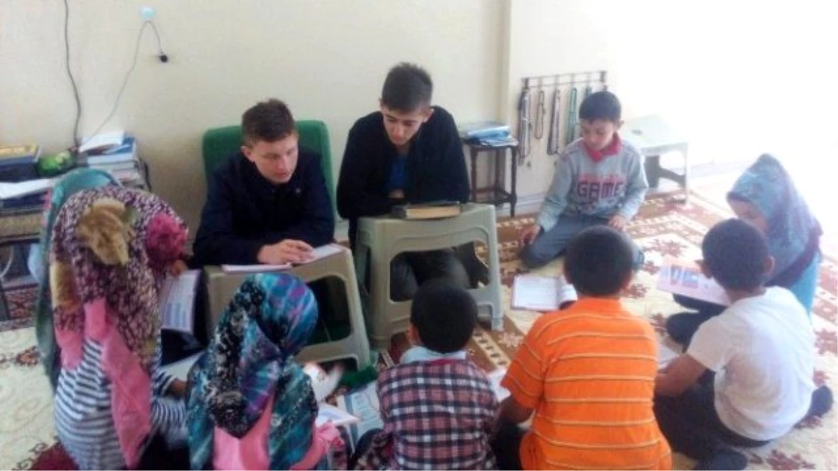 Çocuklara Gönüllü Olarak Kur\'an-ı Kerim Öğretiyorlar