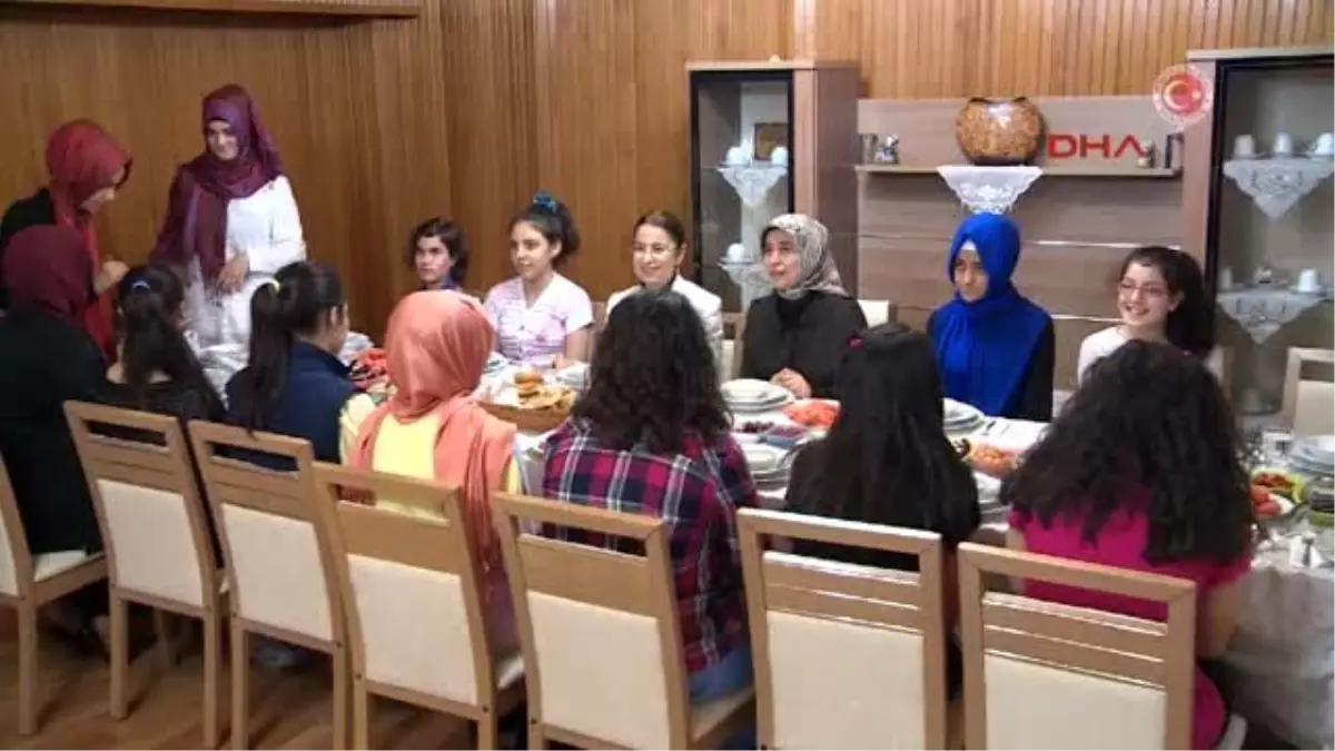 Davutoğlu ve Eşi Sare Davutoğlu Çocuk Evini Ziyaret Etti