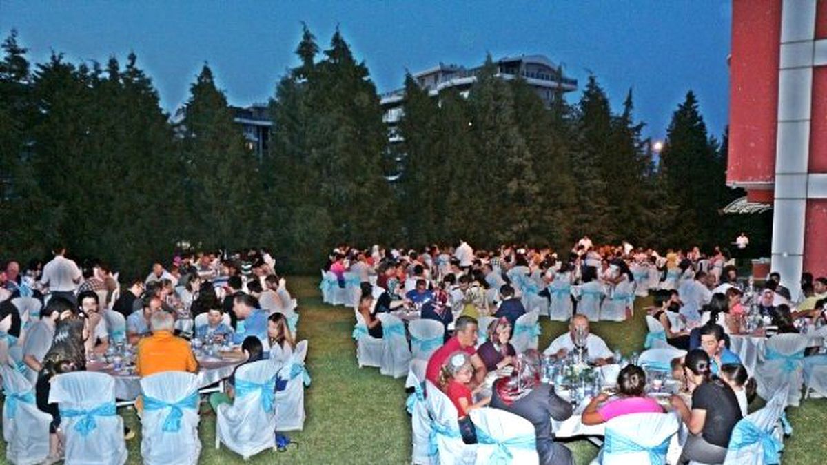 Duman, Gönüllü Gençleri İftarda Ağırladı