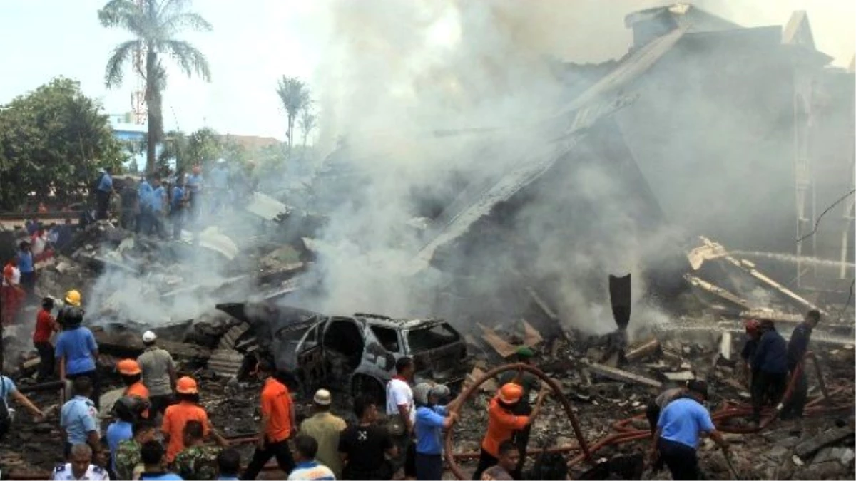 Endonezya\'da Askeri Uçak Düştü: En Az 5 Ölü
