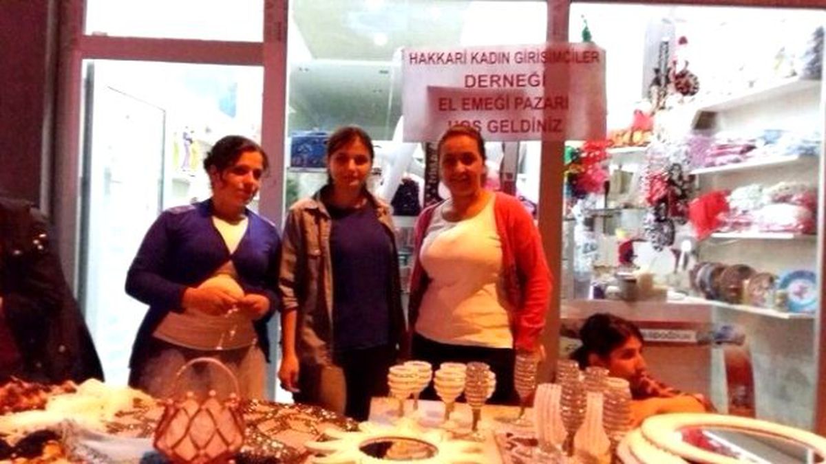 Hakkari Kadın Girişimciler Derneği Üyeleri El Emeği Pazarı Kurdu!