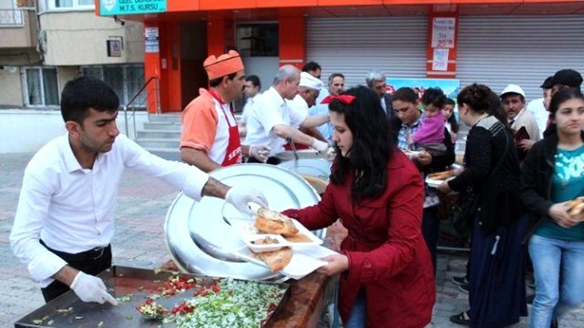 İftar Çadırın\'da Her Gün 500 Kişiye Yemek Veriliyor