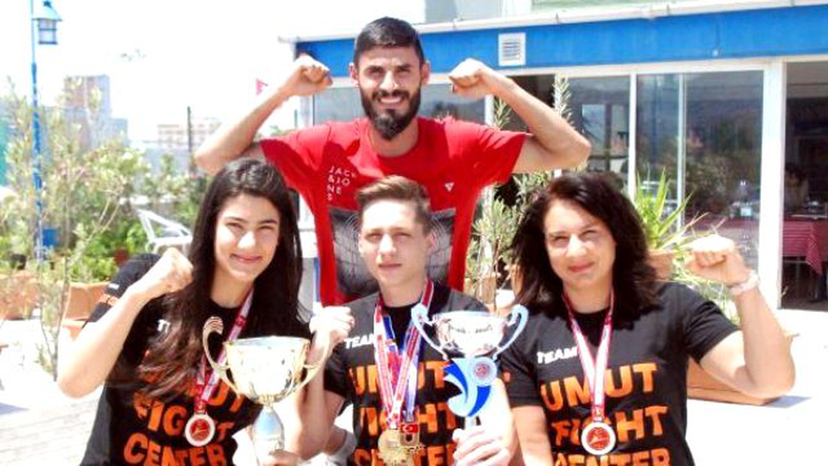 İzmirli Kick Boksçular Dünya\'ya Meydan Okuyacaklar