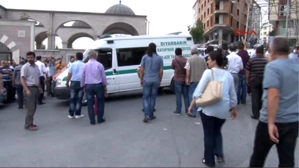 Kobani\'deki Işid Saldırısında Ölen Ypg\'linin Cenazesi İstanbul\'da Toprağa Verildi