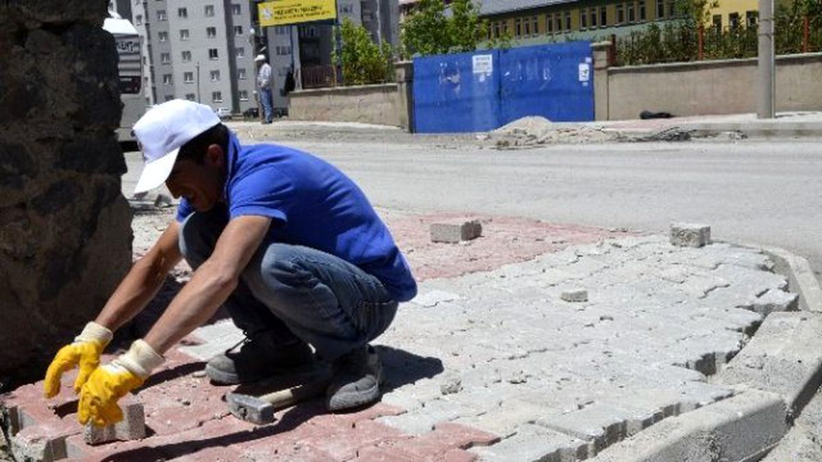 Mahalle Sakinlerinden Başkan Bulutlara Pankartlı Teşekkür