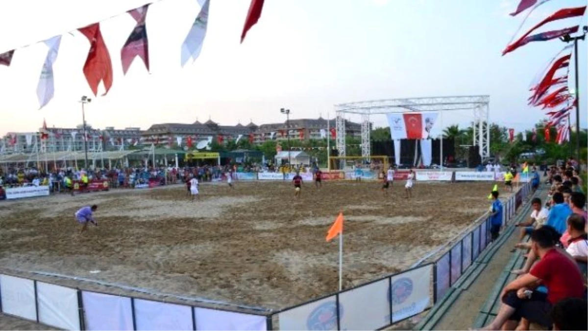 Manavgat\'ta Plaj Futbolu Heyecanı