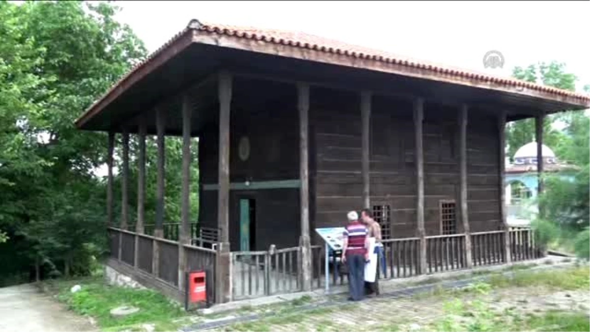 Mihrabında Bal Peteği Bulunan Tarihi Cami