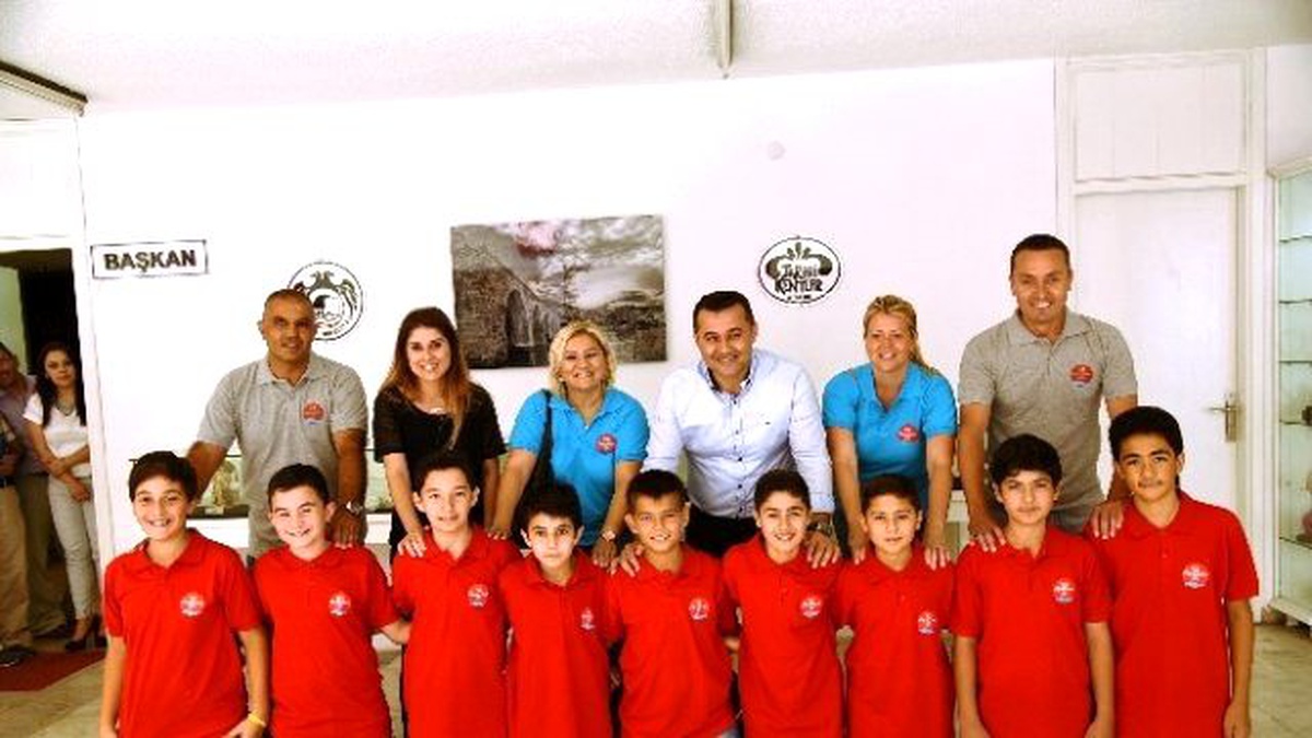 Minik Futbolcular Başkan Yücel\'i Ziyaret Etti