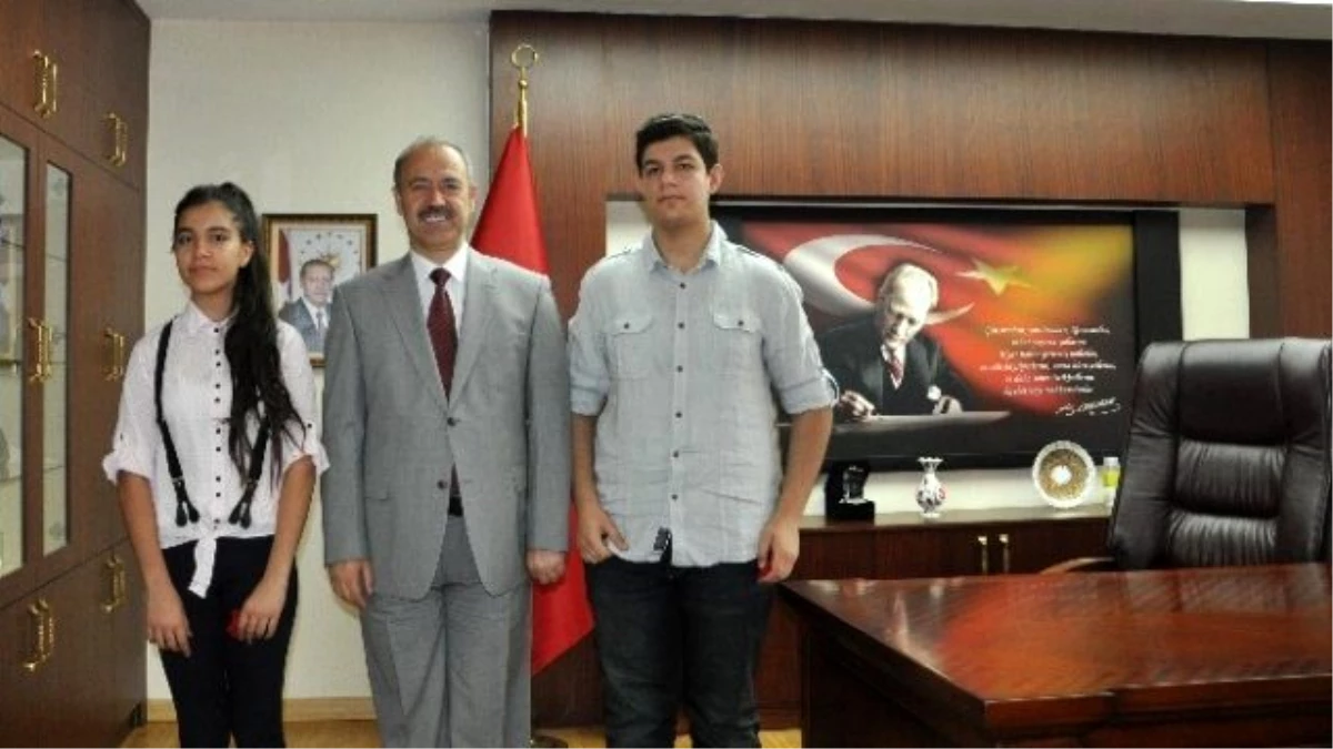Muş Valisi, Teog Sınavında Türkiye Birincisi Olan Öğrencileri Tebrik Etti
