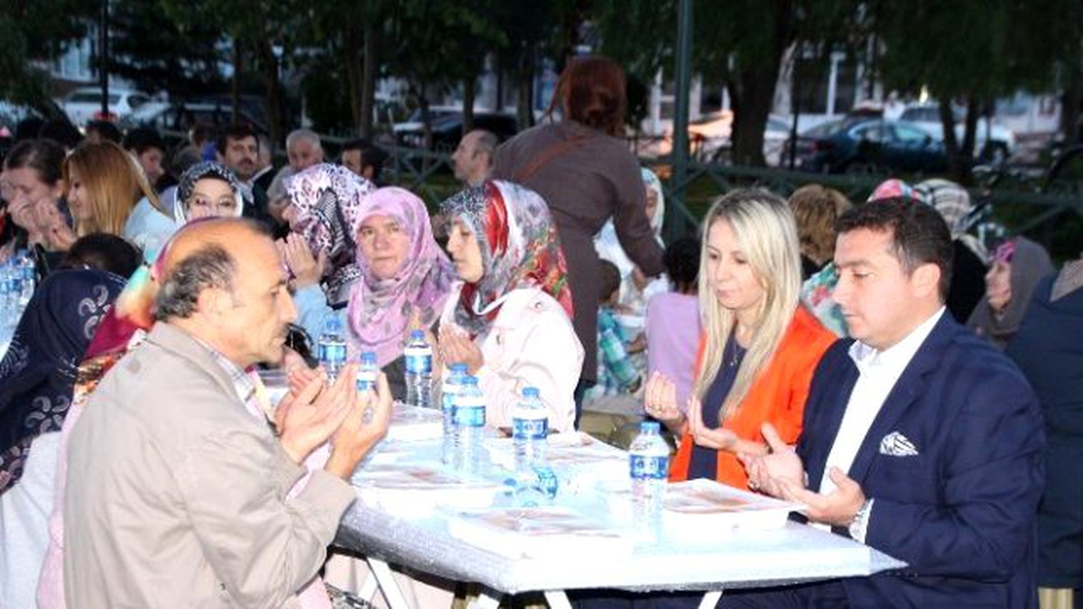 Ortak İftar Coşkusu Yeni Mahalle\'de Yaşandı