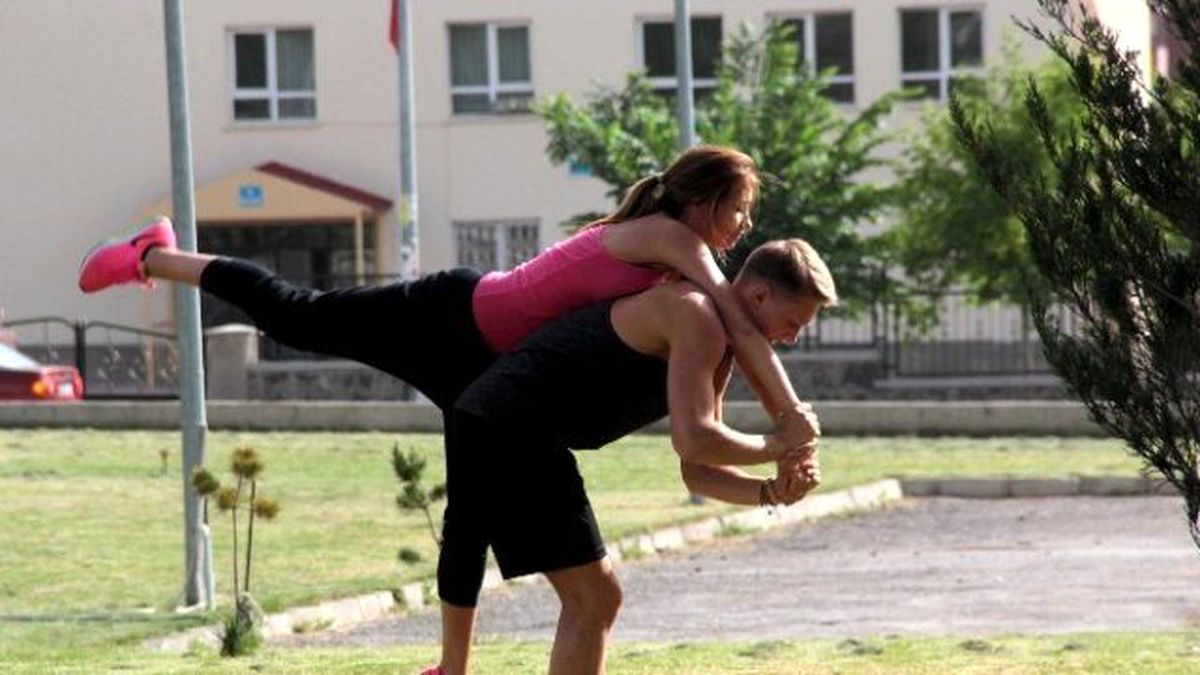 Rus Çiftten Çimler Üzerinde Artistik Buz Pateni Antrenmanı