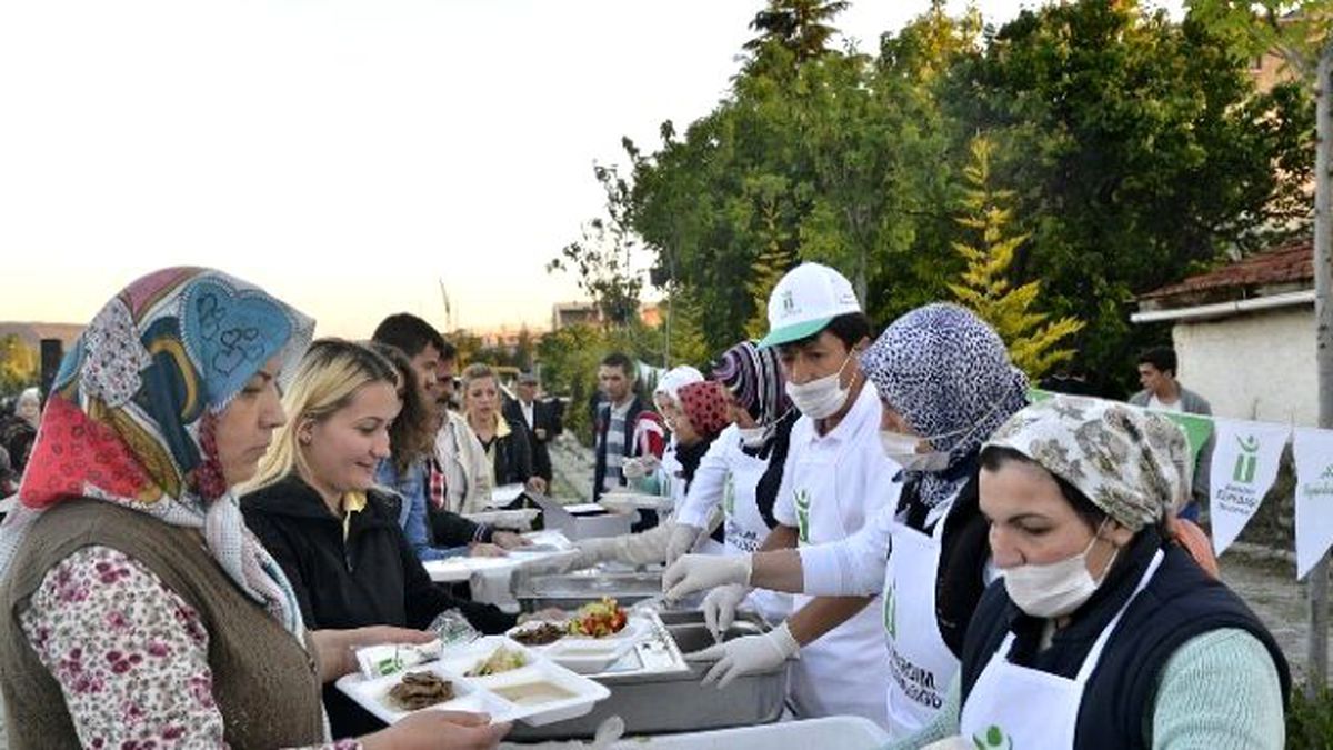 Sazova Mahallesi\'nde İftar Sevinci