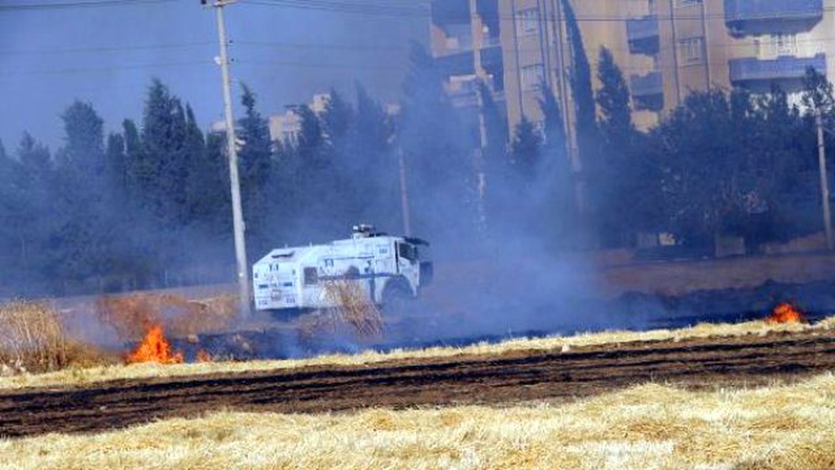Suriye Sınırındaki Yangına Polis Toma ile Müdahale Etti