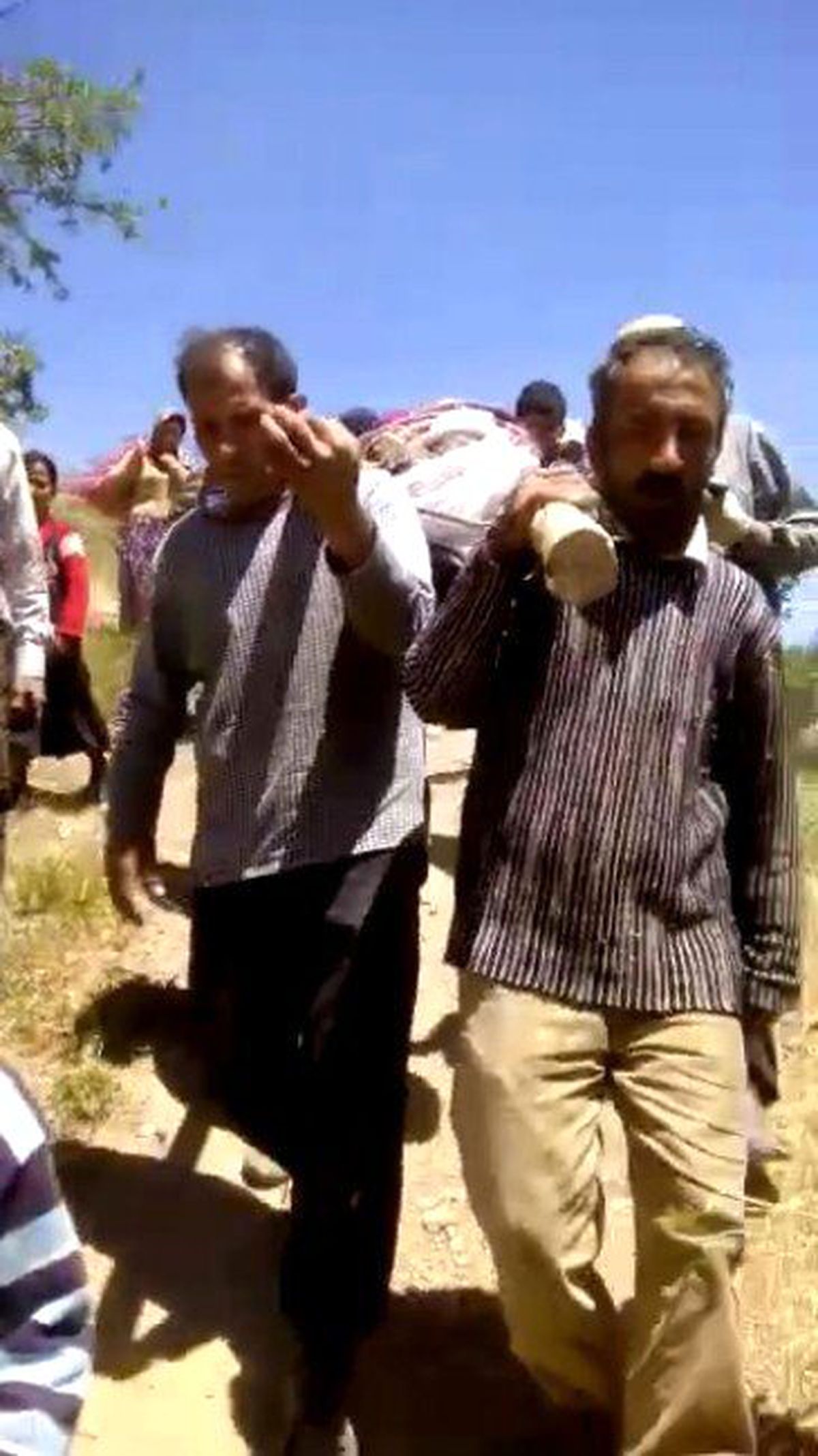 Tahta Sedyeyle Yaralıyı Ambulansa Yetiştirdiler