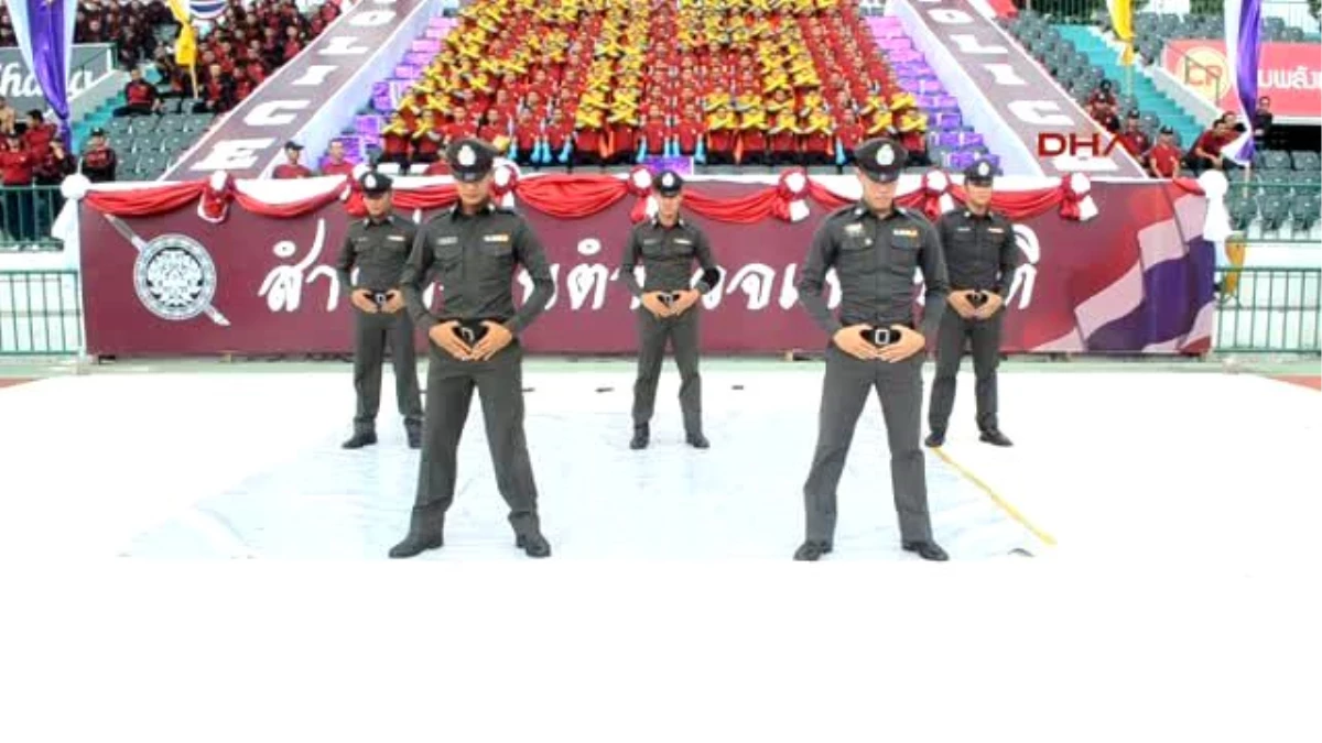 Tayland\'lı Polisler "Break Dans" Yaptı