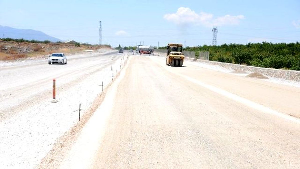 Yaka Mahallesi\'nin Yolu Genişletiliyor