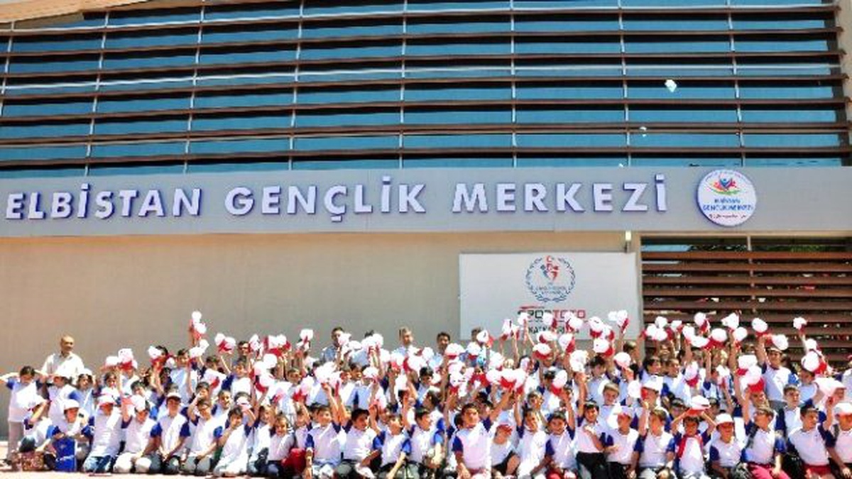 Yaz Okulları İçin Gençlik Merkezi\'ni Doldurdular