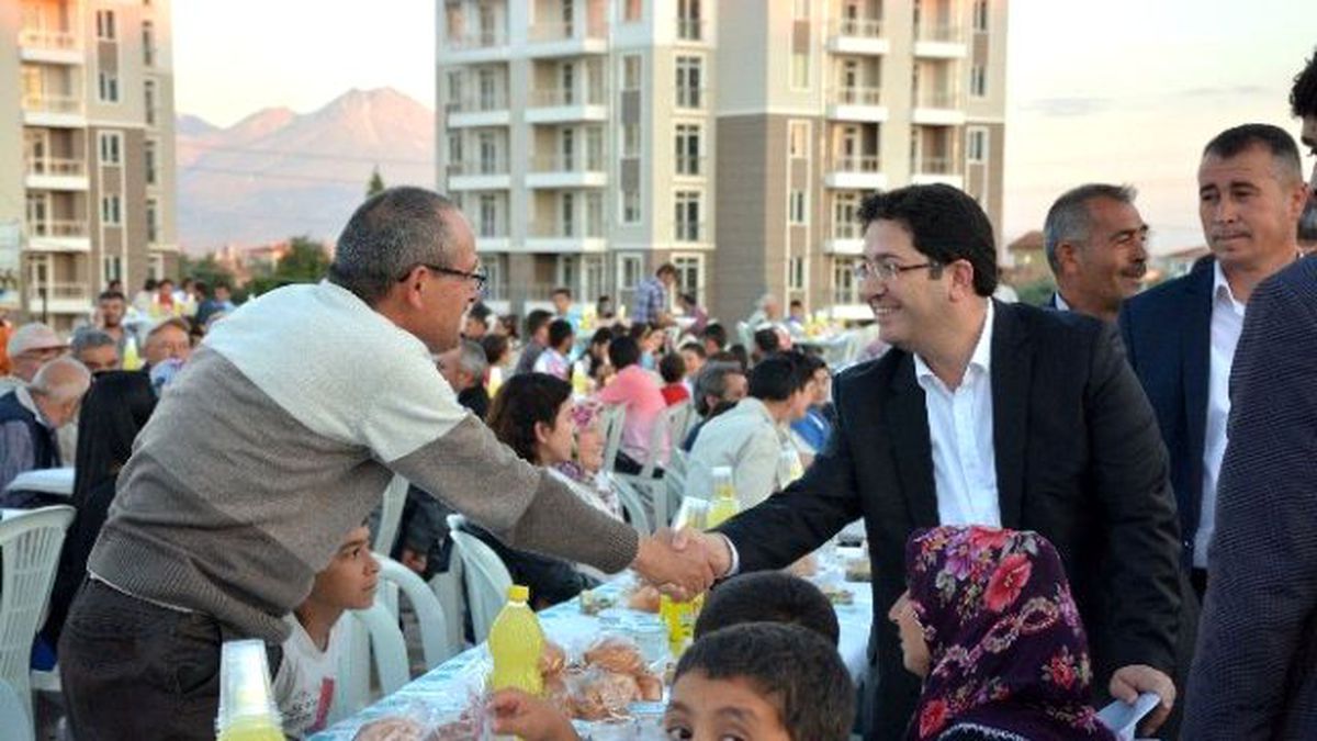 2 Bin Kişi Yunus Emre Mahallesinde İftar Yemeğinde Buluştu