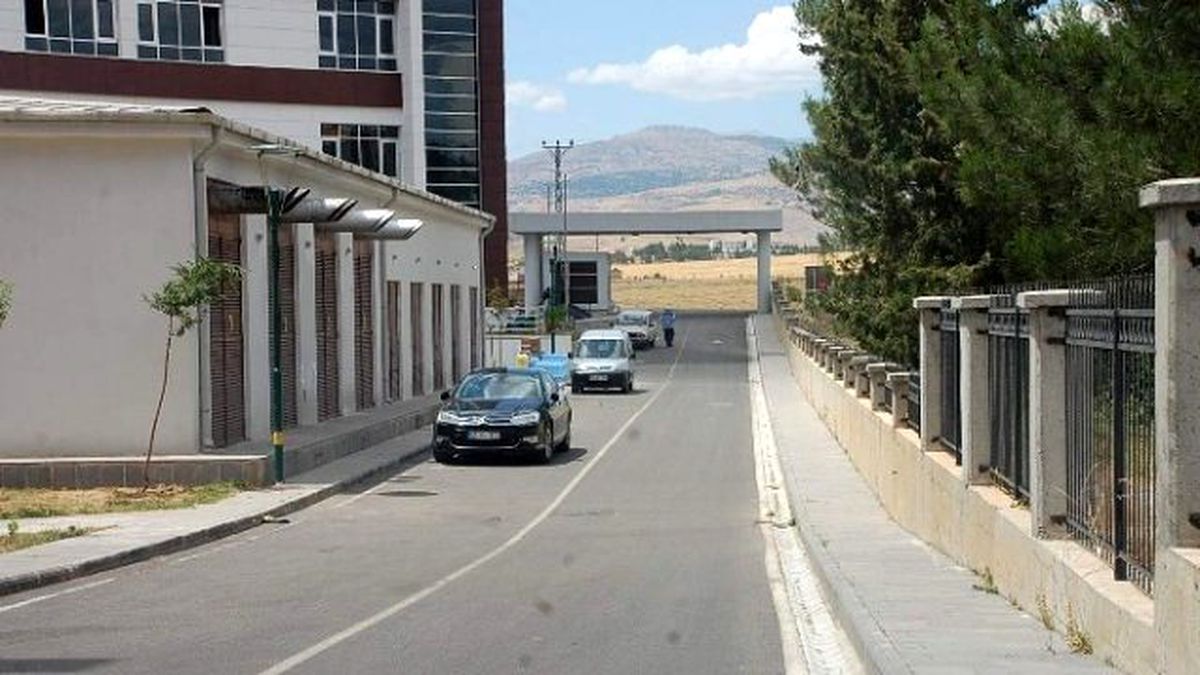 Acil Giriş ve Çıkış Yolları Otopark Gibi