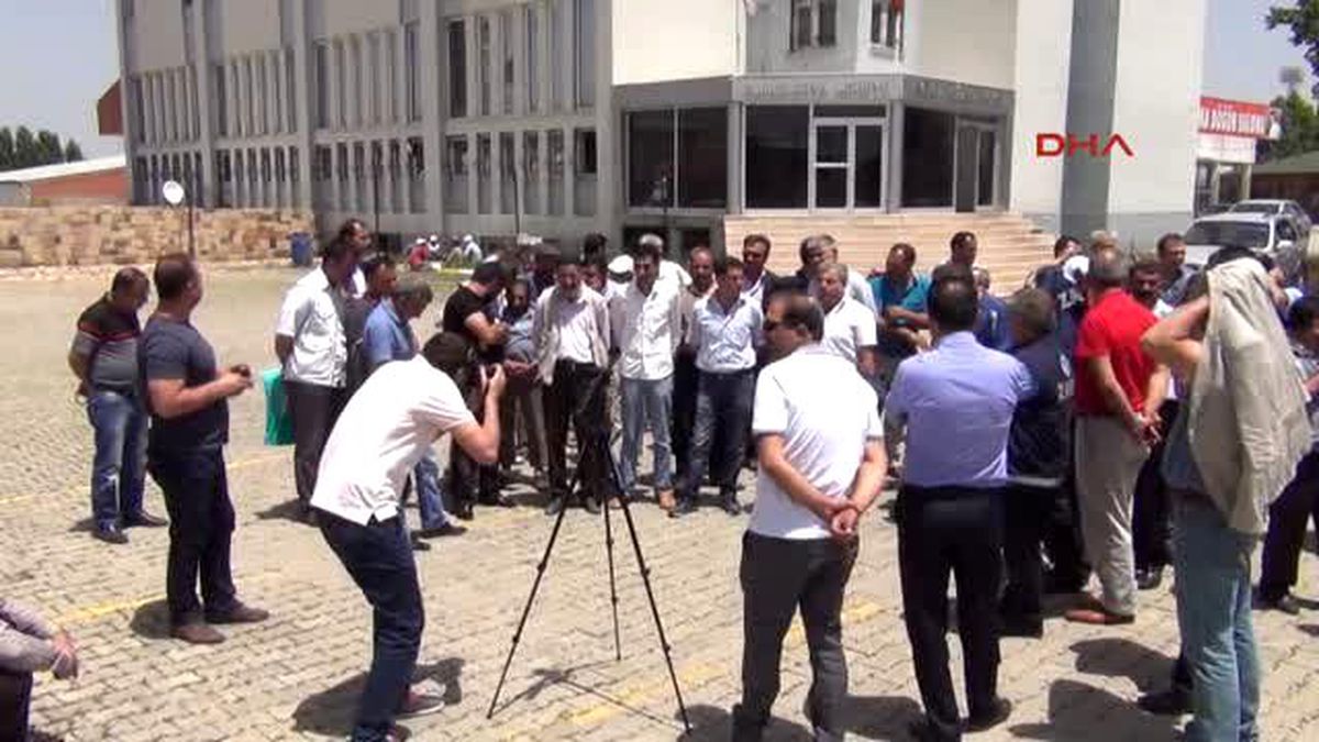 Ağrı Belediyesi\'nde Taşeron İşçilerin \'Hak\' Eylemi