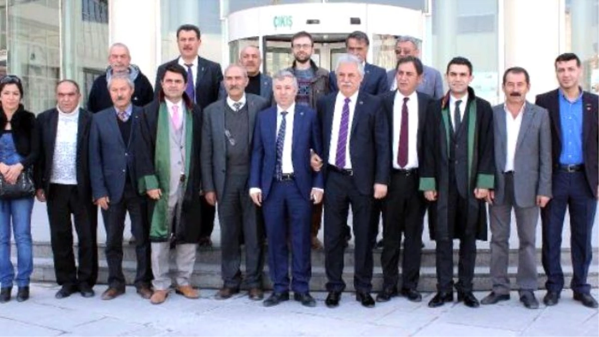 Ak Partili 4 Eski Bakan İçin Pankart Asan CHP\'liler Beraat Etti
