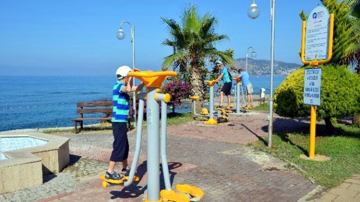 Alanya\'da Sahil Yolundaki Spor Aletleri Yenilendi