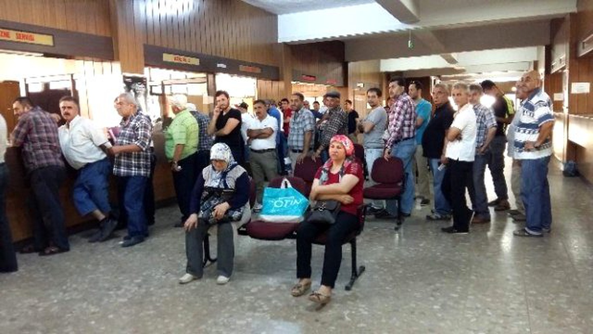 Aydın Vergi Dairesinde Son Gün Kuyruğu Oluştu