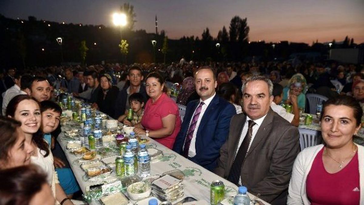 Balkanlarda Binlerce Kişi Aynı Sofrada Buluşuyor
