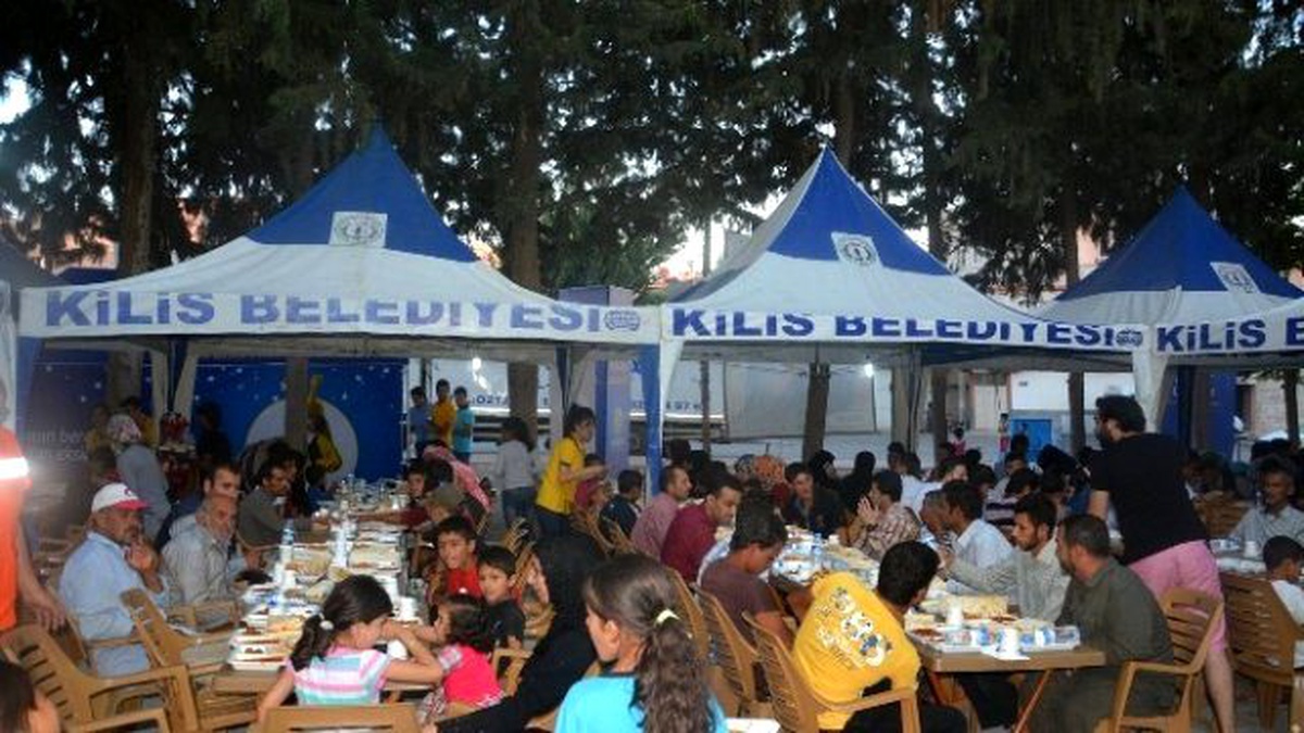 Belediyenin Kurduğu İftar Çadırlarında Yemek Dağıtımı