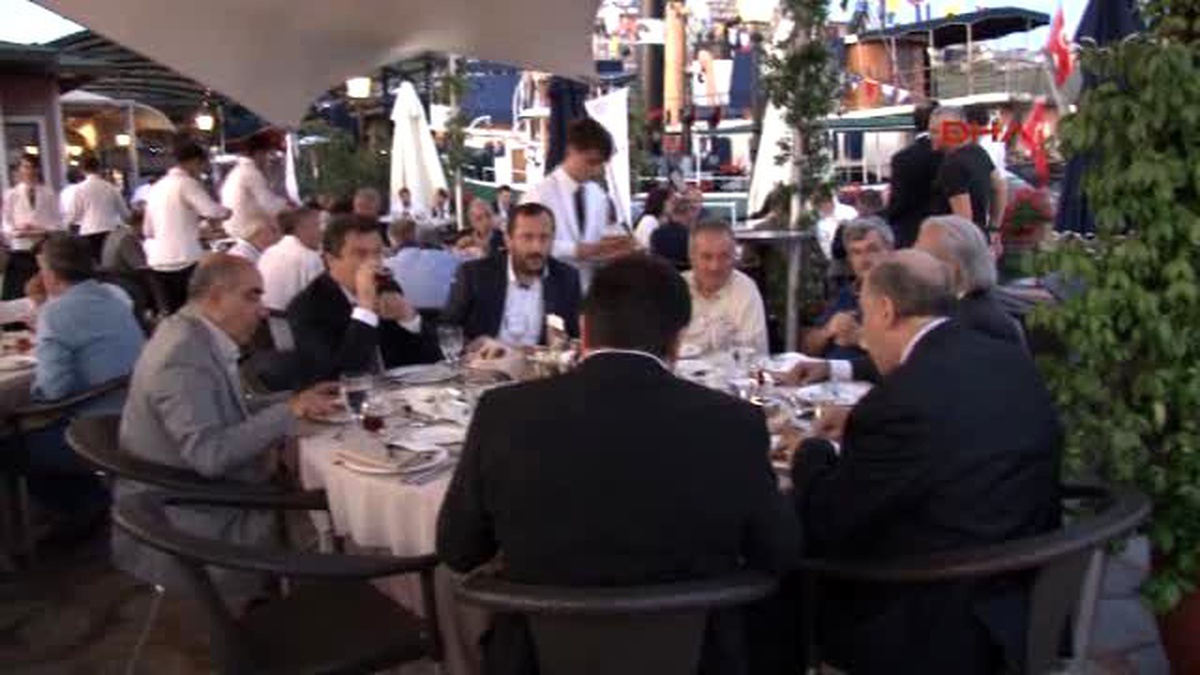Beşiktaş Camiası, Ahmet Ürkmezgil\'in Düzenlediği İftarda Buluştu