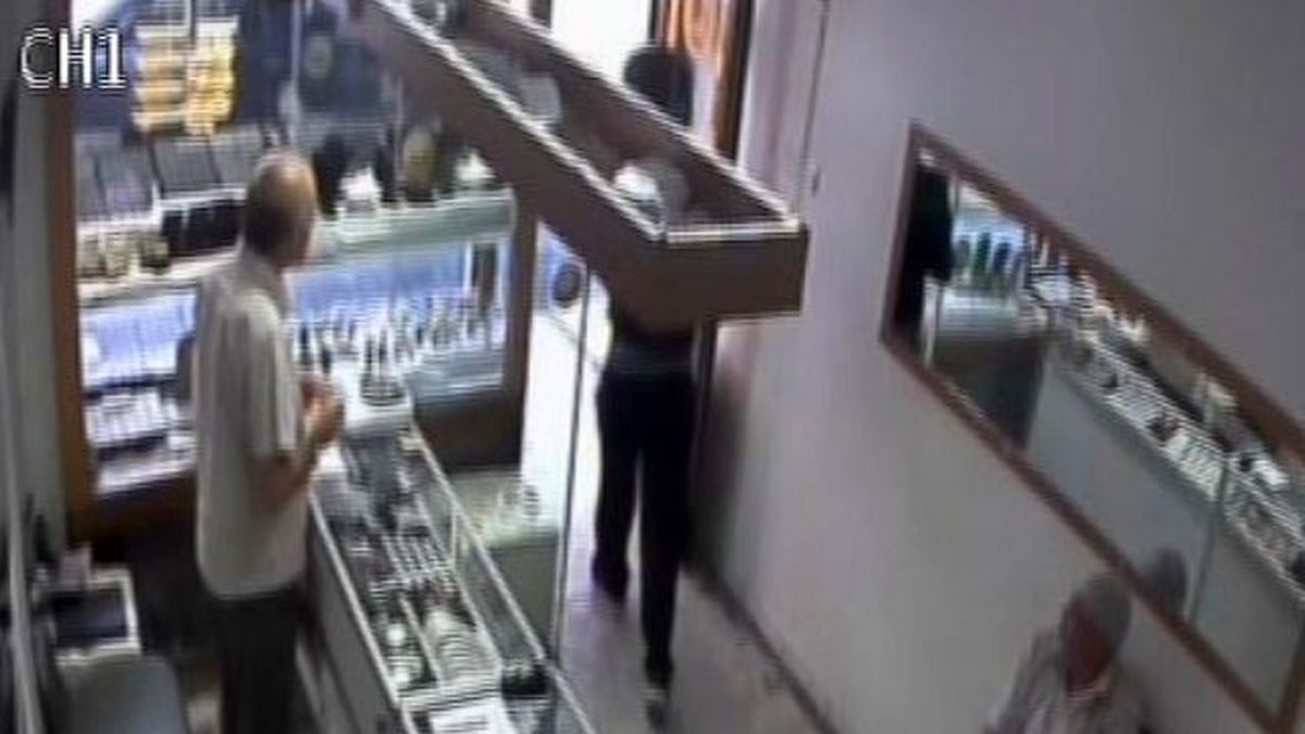 Sarıyer\'de Bileziğini Çaldığı Kuyumcuya El Salladı