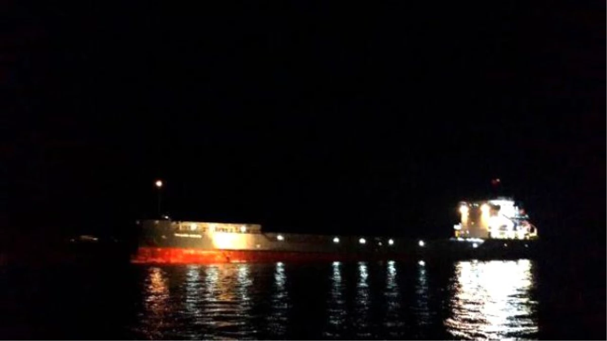 Çanakkale Boğazı\'nda Dümeni Arızalanan Gemi Karaya Oturdu