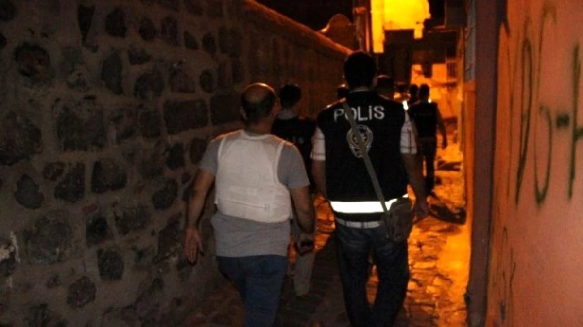 Diyarbakır Polisi Sur İlçesinde Güven ve Huzur Uygulaması Yaptı