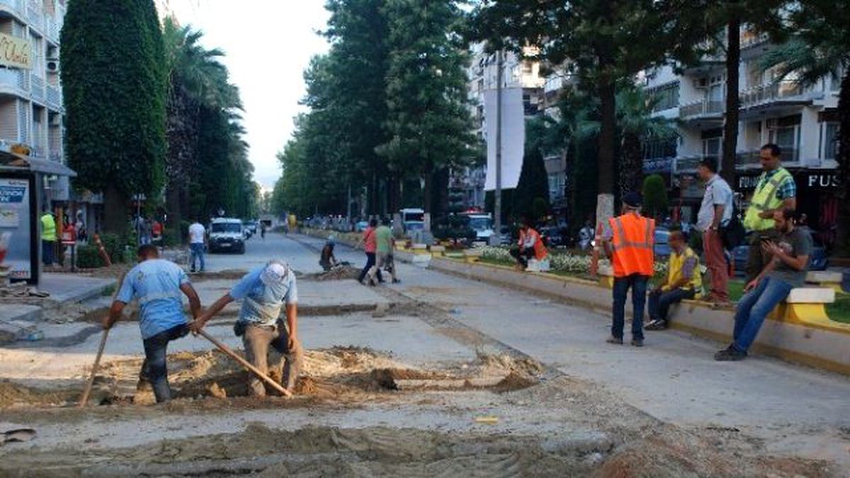 Doğalgaz Çalışması Menderes Bulvarı\'nda Trafiği Felç Etti