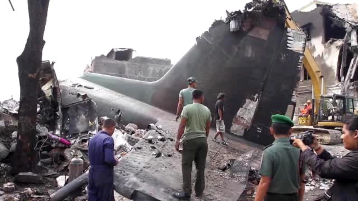 Endonezya\'da Düşen Askeri Uçak - Aileler Cenazeleri Teslim Oluyor