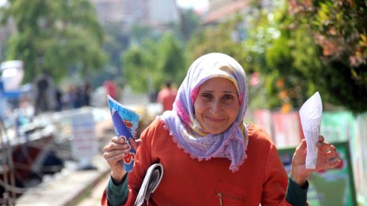 Engelli Kadın Çekirdek Satarak 4 Yetime Bakıyor