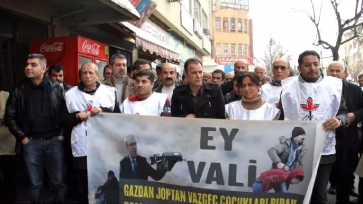 \'\'Ey Vali Gazdan Coptan Vazgeç" Pankartı İçin Soruşturma