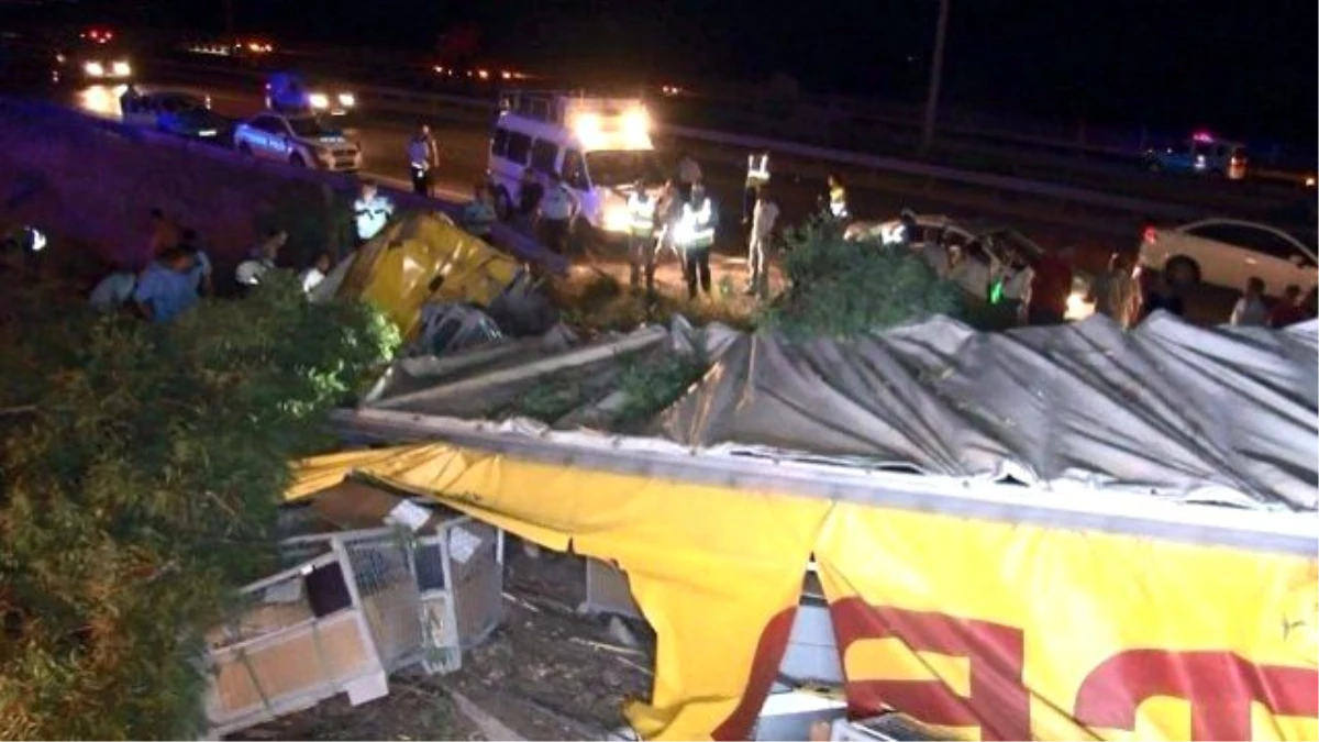 İzmir\'de Demir Malzeme Yüklü Tır Kaza Yaptı: 1 Ölü