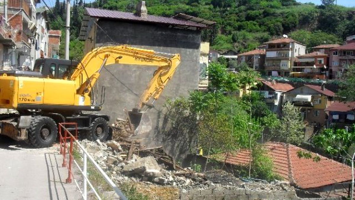 İzmit\'te Eski Yapılar Yıkılıyor