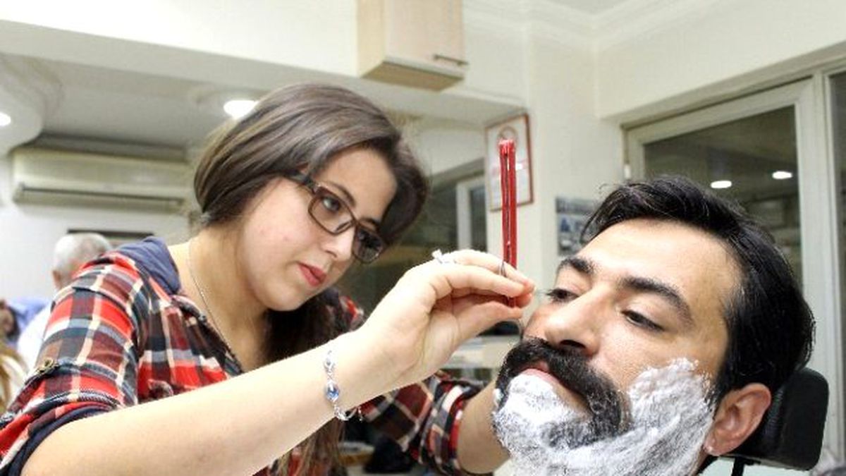 Kadınların Kaprislerinden Sıkılan İki Genç Kız, Erkek Berberi Oldu