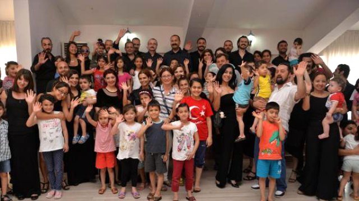 Kimsesiz Miniklere, Sanatçı Şefkati