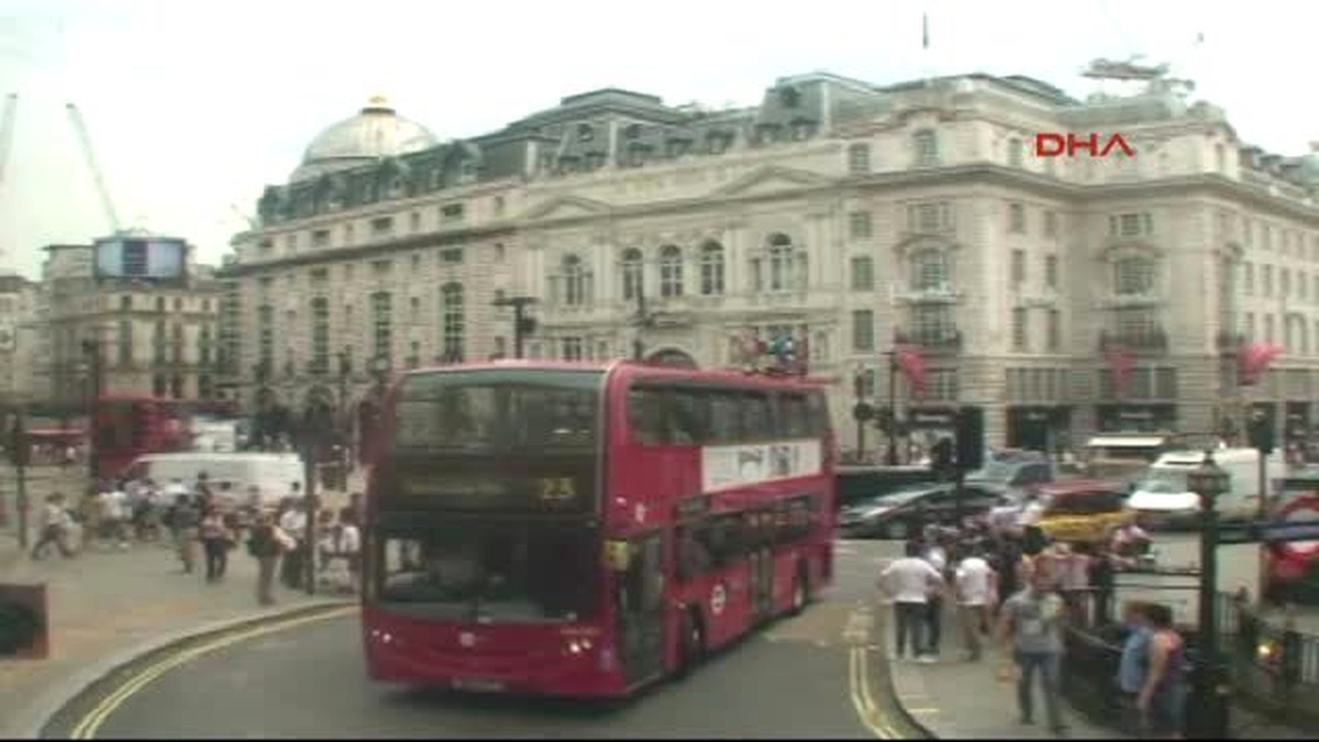 Londra\'da En Sıcak Günde Halk Güneşli Havanın Tadını Çıkarttı-ek