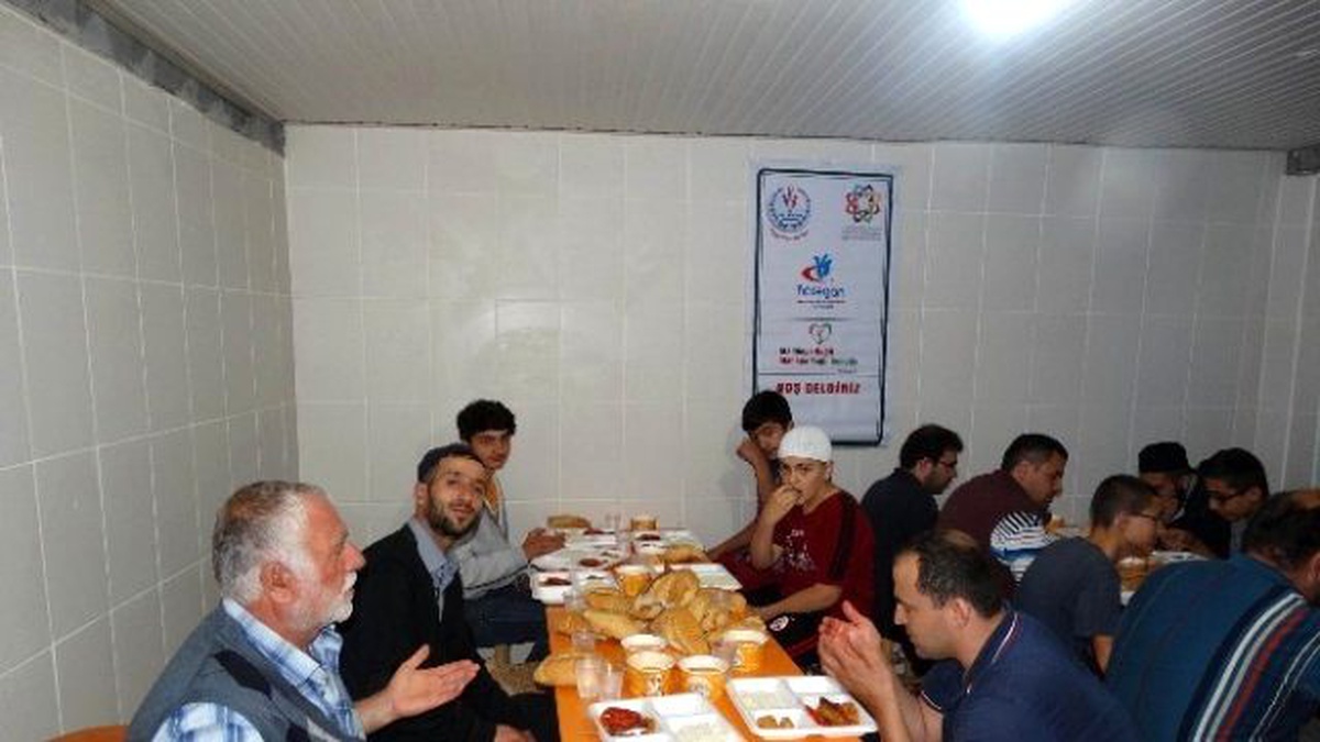 Maddeye Değil Manaya Bağlı Gençlik İftarda Bir Araya Geldi