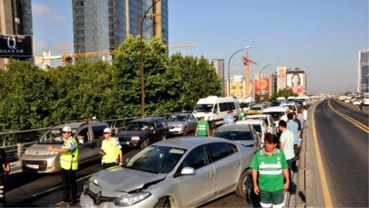 Mecidiyeköy\'de 9 Aracın Karıştığı Zincirleme Trafik Kazası: 1 Yaralı