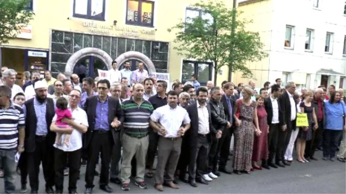 Münih\'te, Türk ve Almanlar Cami Kundaklanmasını Protesto Etti