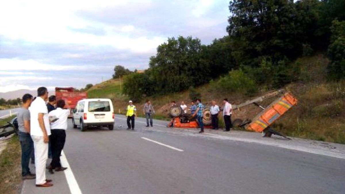 Otomobil Seyir Halindeki Traktöre Çarptı: 2 Yaralı