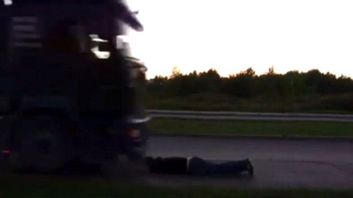 Otoyolda Şov Yapmak İstedi, Feci Şekilde Ezildi